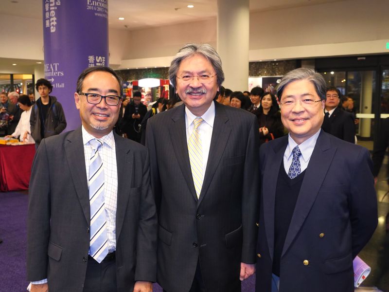 香港特別行政區財政司司長曾俊華先生(中)及吳榮奎先生(右一)撥冗出席信興集團贊助《金蘭姊姊》，信興集團主席兼行政總裁蒙德揚先生(左一)深表謝意。